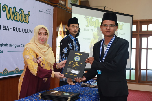 “Suasana Penuh Kebanggaan dalam Penyerahan Ijazah di SMK TI Bahrul Ulum”